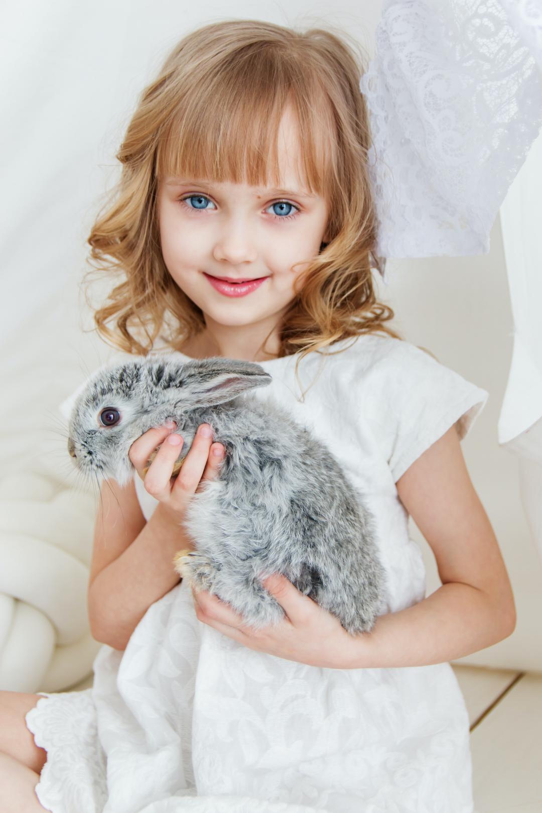 抱着小兔子的小女孩图片可爱电脑桌面壁纸-壁纸图片大全