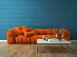 蓝色墙前的橙色沙发