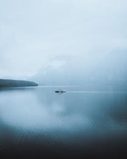 水雾弥漫的湖面