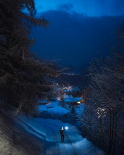 冬天晚上一个人走夜路