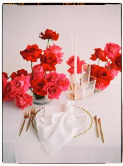 餐桌上摆满了玫瑰花