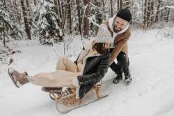 情侣冬季玩雪橇