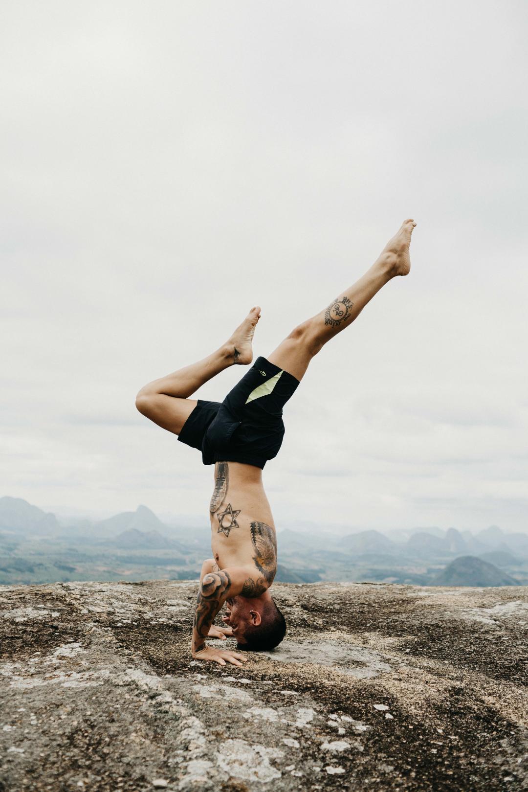 除了瑜伽倒立，这8个简单的动作也能让你越练越年轻！_身体