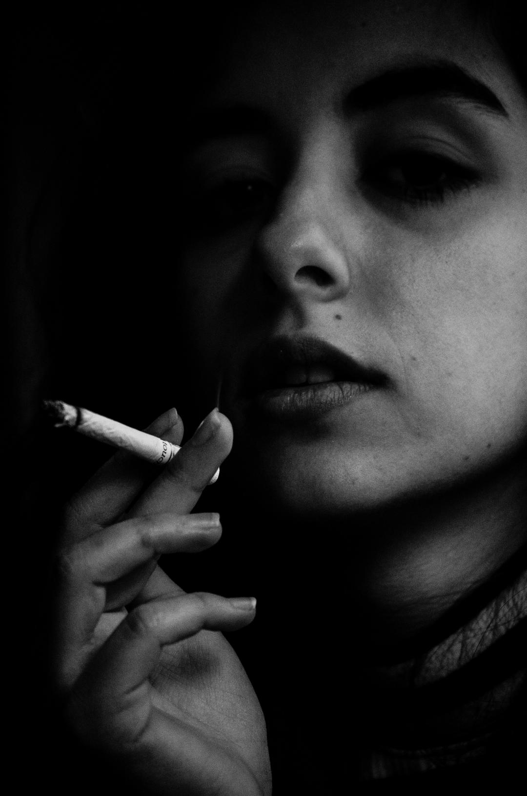 抽烟壁纸女,抽烟女人图片 忧伤 - 伤感说说吧