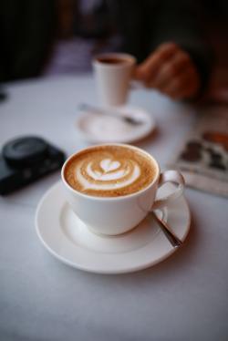 一杯心形图案的咖啡