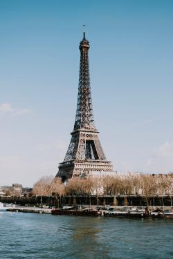 河边的巴黎铁塔