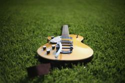 草坪上的电吉他