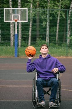 男子坐着轮椅打篮球