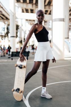 玩滑板的黑人女孩