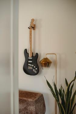 挂在墙上的黑色吉他