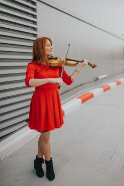 演奏小提琴的红裙女生