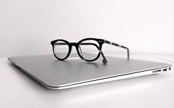 笔记本电脑和眼镜