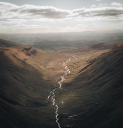 山谷间的河流