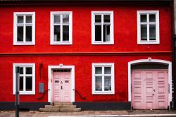红色外墙的房子
