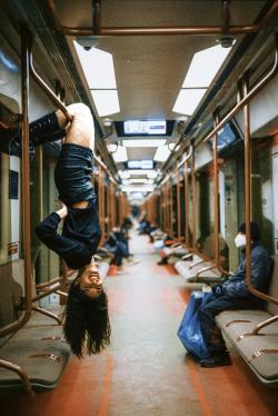 地铁车厢里倒挂的女人