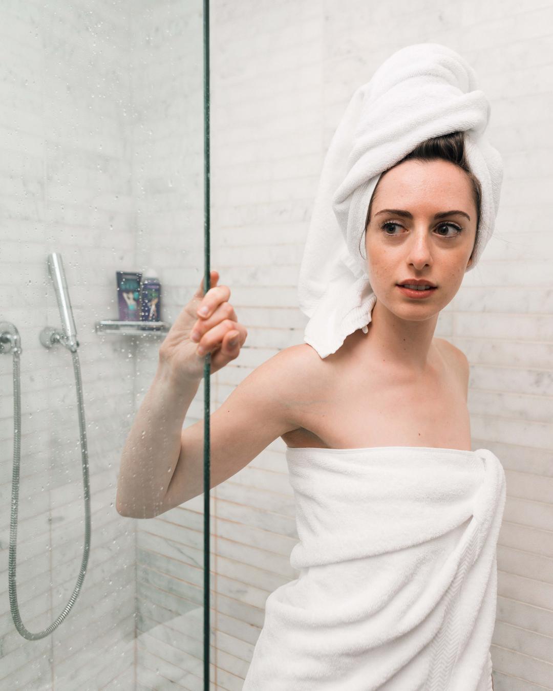 刚洗完澡的女性特写图片下载 - 觅知网