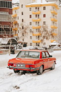 雪地里的红色汽车
