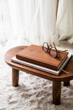 小桌子上的书与眼镜
