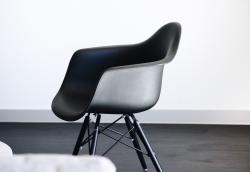 一张纯黑色椅子的侧面