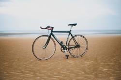 沙滩上的一辆自行车