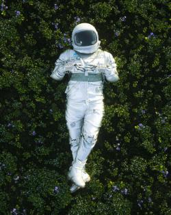 躺在绿色草地上的宇航员图片素材,高清图片素材