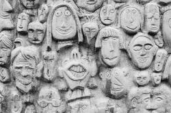 石墙上雕刻的各种人脸