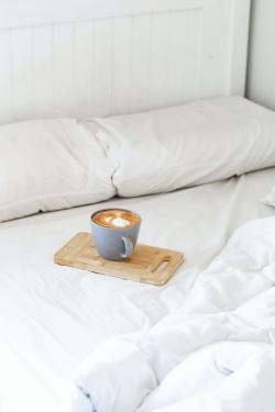 放在床上的一杯咖啡