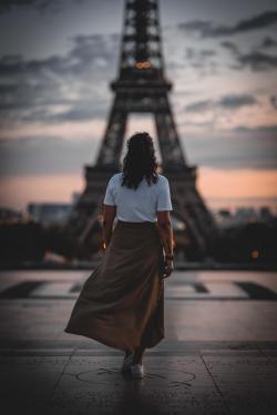 站在埃菲尔铁塔前的女生背影