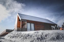 雪地里的简约风木屋建筑