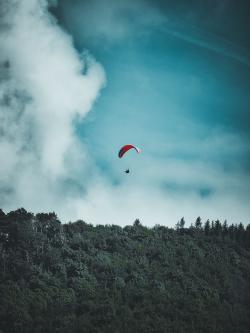 森林上空的跳伞运动员