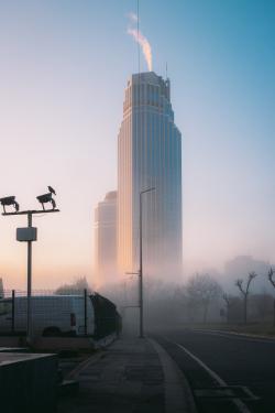 雾中的高楼