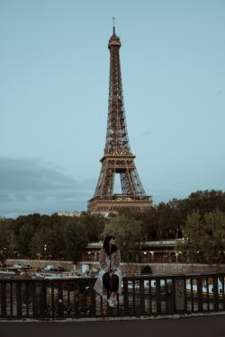 在巴黎铁塔附近拍照