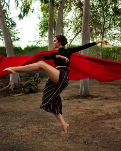 林间的女舞蹈家图片素材,高清图片素材