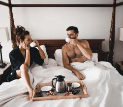 早上在床上喝咖啡的情侣