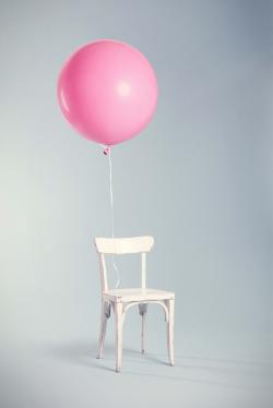 粉色气球系在一张椅子上