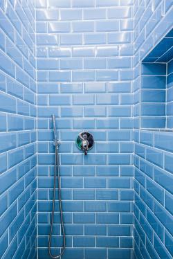 蓝色瓷砖的卫生间