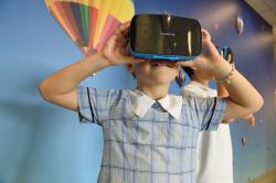 戴VR眼镜的小男孩图片素材,高清图片素材