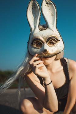 戴兔子面具的女生图片素材,高清图片素材