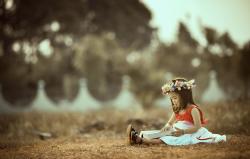 戴花环坐地上看书的小女孩图片素材,高清图片素材