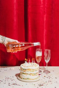 生日蛋糕和香槟