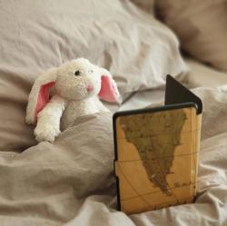 床上看平板的兔子玩偶图片素材,高清图片素材