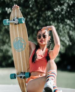 玩滑板的酷女孩