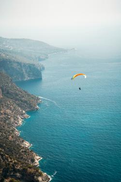大海上空的跳伞运动员图片素材,高清图片素材