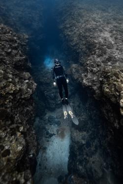 在海底探索的潜水员图片素材,高清图片素材