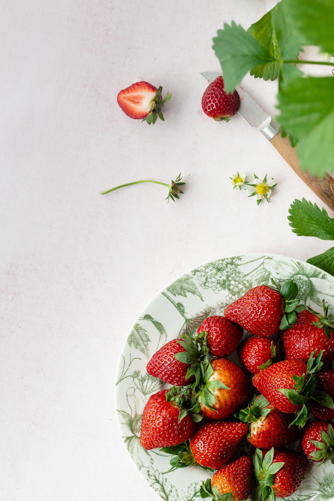 餐盘里的新鲜草莓高清摄影大图-千库网