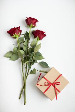 红玫瑰与礼物图片素材,高清图片素材