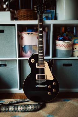柜子边的黑色吉他图片素材,高清图片素材