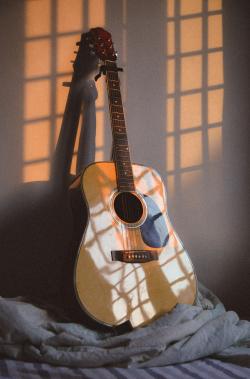窗外阳光照射下的吉他图片素材,高清图片素材