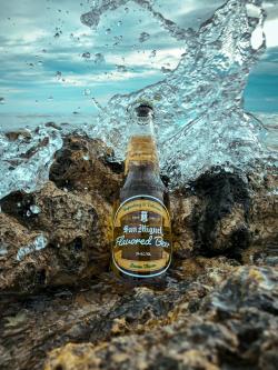 海浪下的啤酒瓶
