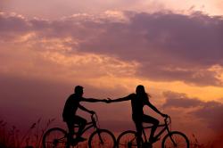 情侣手拉手骑自行车图片素材,高清图片素材